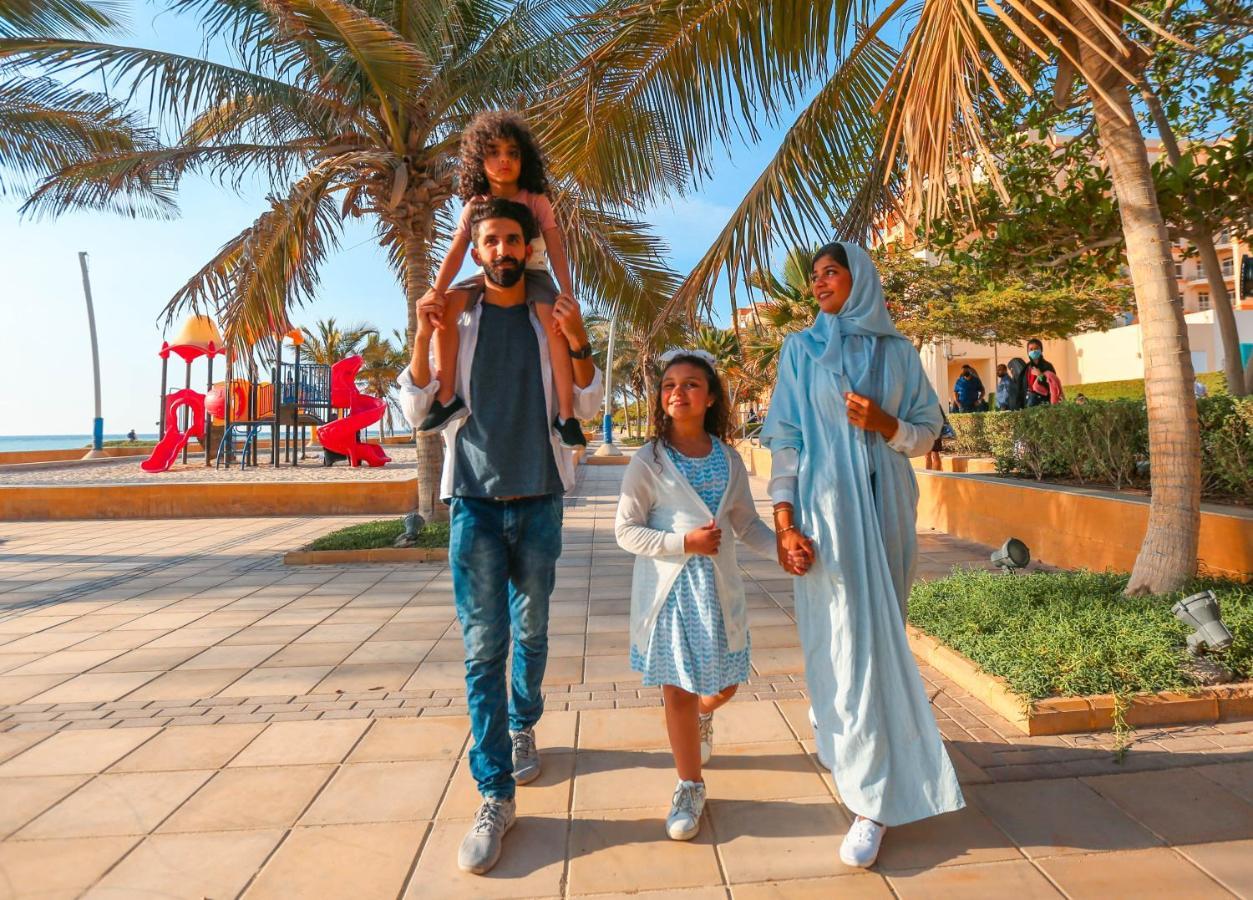 Bay La Sun Hotel And Marina - Emaar King Abdullah Economic City Exterior photo A family in Oman