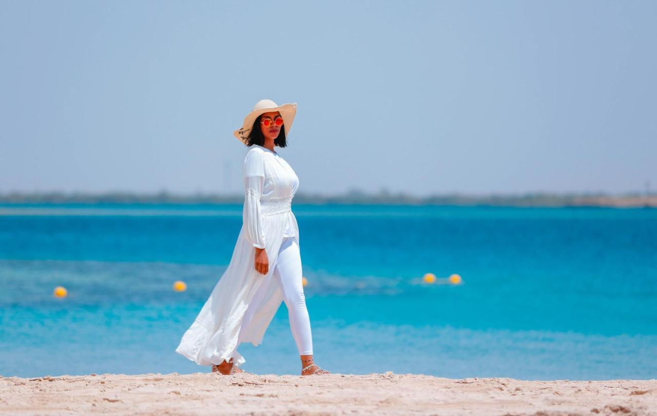 Bay La Sun Hotel And Marina - Emaar King Abdullah Economic City Exterior photo A woman wearing a kaftan