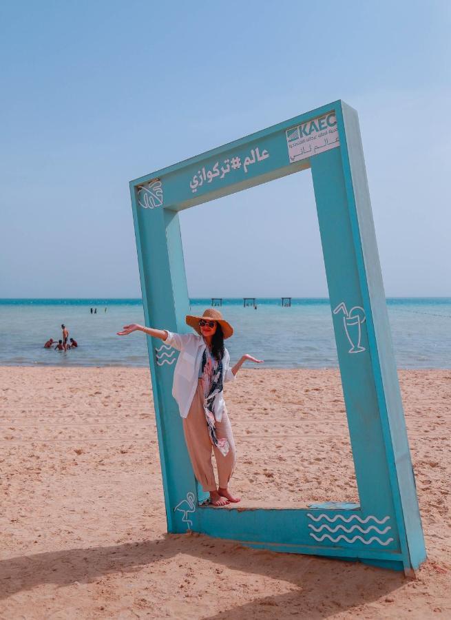 Bay La Sun Hotel And Marina - Emaar King Abdullah Economic City Exterior photo A tourist at the beach