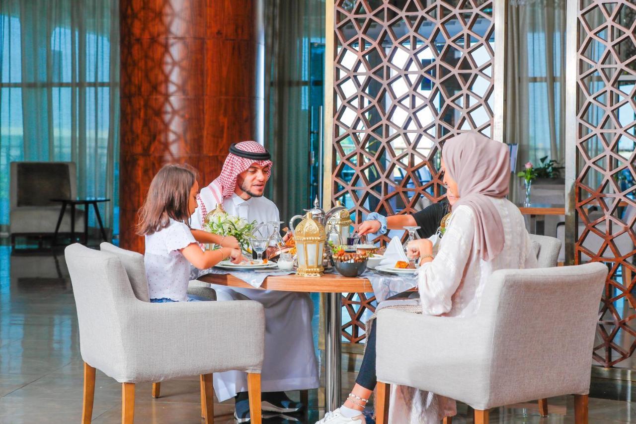 Bay La Sun Hotel And Marina - Emaar King Abdullah Economic City Exterior photo Family dining at the hotel