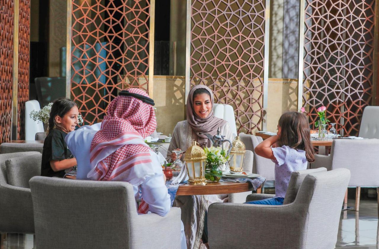 Bay La Sun Hotel And Marina - Emaar King Abdullah Economic City Exterior photo A family at a restaurant in Riyadh