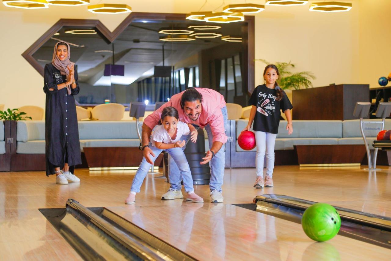 Bay La Sun Hotel And Marina - Emaar King Abdullah Economic City Exterior photo Family at the bowling alley