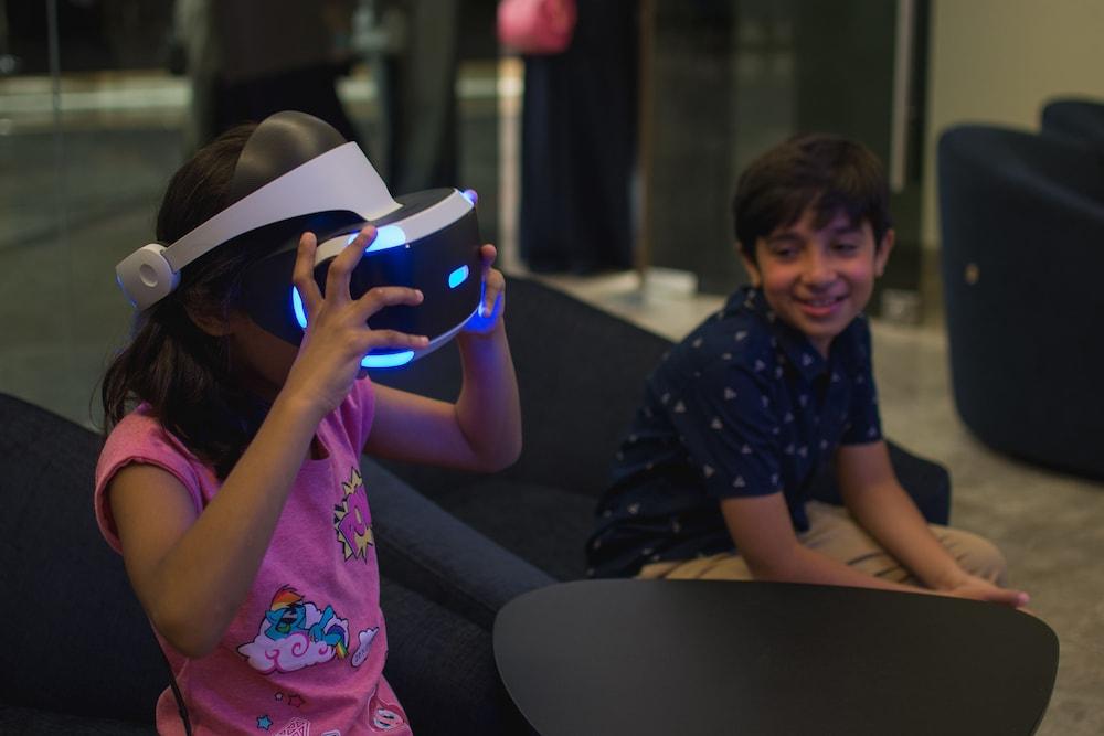 Bay La Sun Hotel And Marina - Emaar King Abdullah Economic City Exterior photo A child wearing a PlayStation VR headset