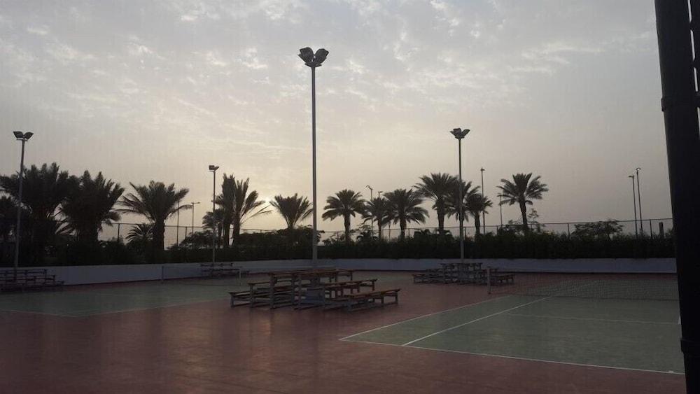 Bay La Sun Hotel And Marina - Emaar King Abdullah Economic City Exterior photo Tennis courts at the Al-Shaab Sports Club