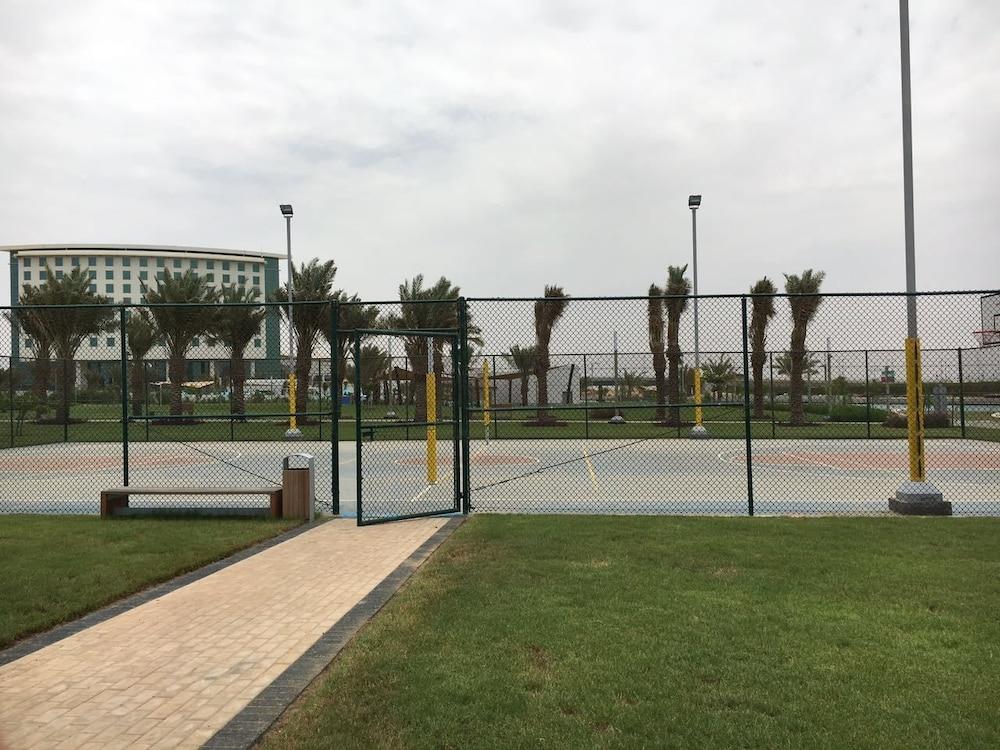 Bay La Sun Hotel And Marina - Emaar King Abdullah Economic City Exterior photo Tennis courts at the park